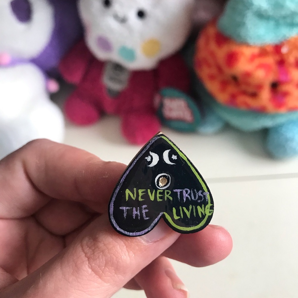 Handheld Black Heart Planchette Pin - Never Trust The Living
